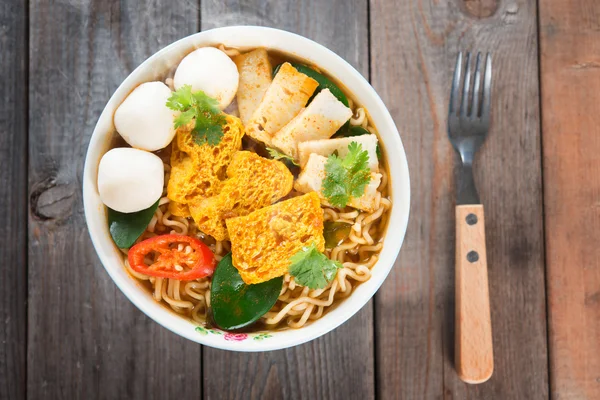 Spicy curry instant noodles — Stock Photo, Image