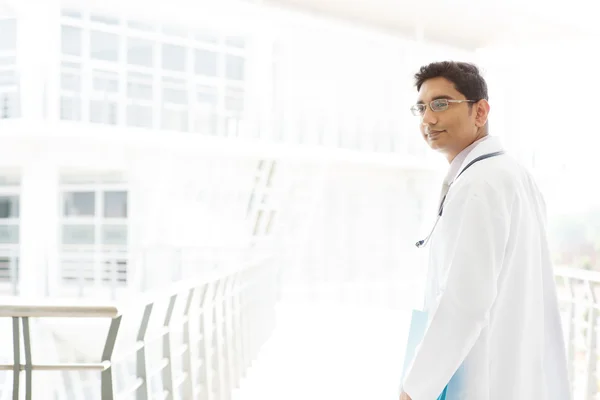 Ásia indiana masculino médico médico dentro hospital . — Fotografia de Stock