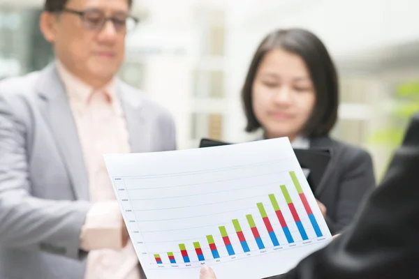 Business executive presenting charts to CEO — Stock Photo, Image