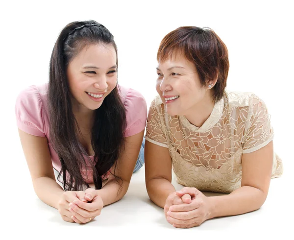 Mor och dotter chattar — Stockfoto