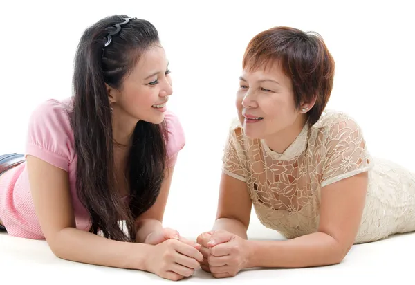 Moeder en dochter aan het praten — Stockfoto