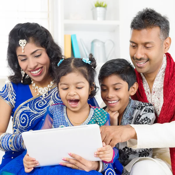 Indische Familie nutzt digitales Computer-Tablet — Stockfoto