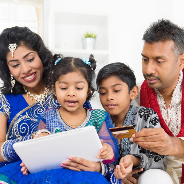 India familia asiática compras en línea —  Fotos de Stock