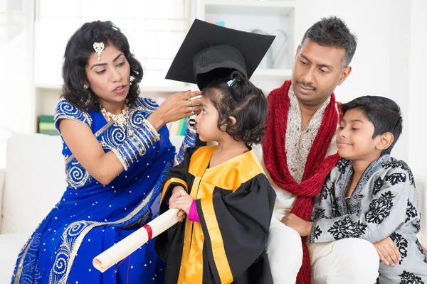 Dagis examen med familj — Stockfoto