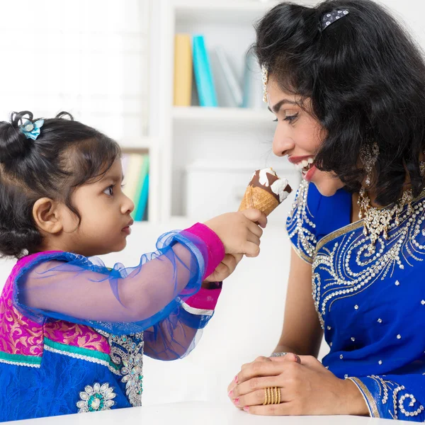 Indická dívka krmení její maminka zmrzlinaインドの女の子は彼女の母のアイスクリームの供給. — ストック写真
