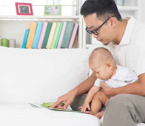 Father and baby reading story book — Stock Photo, Image