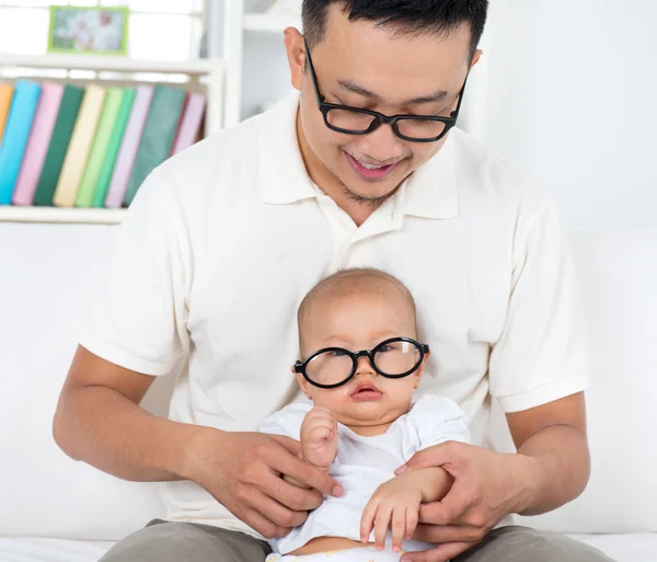 Família asiática — Fotografia de Stock