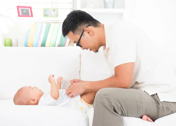 Père changer la couche et les vêtements pour bébé . — Photo