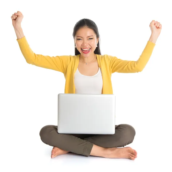 Ásia menina braços até usando laptop computador — Fotografia de Stock