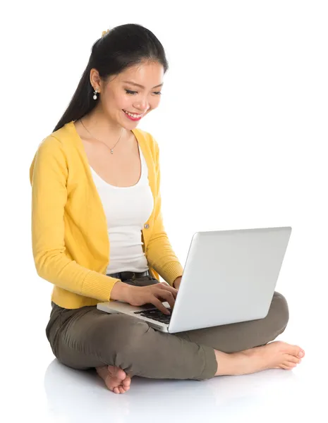 Chica asiática escribiendo en el portátil — Foto de Stock