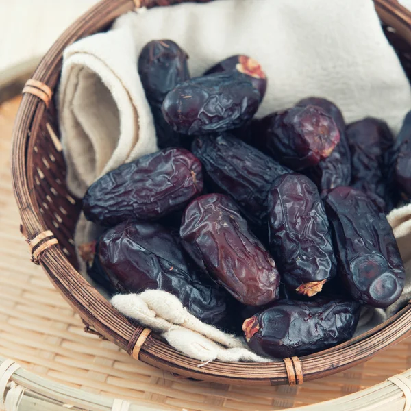 Dates fruit or kurma in bamboo basket. — Stock Photo, Image