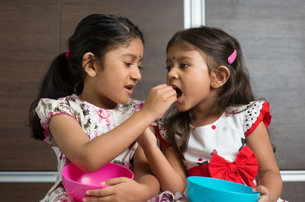 Sibling sharing food — Stock Photo, Image