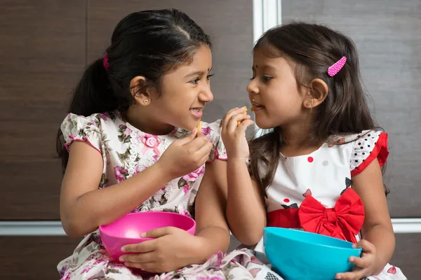Indische Mädchen essenινδική κορίτσια τρώνε — Φωτογραφία Αρχείου