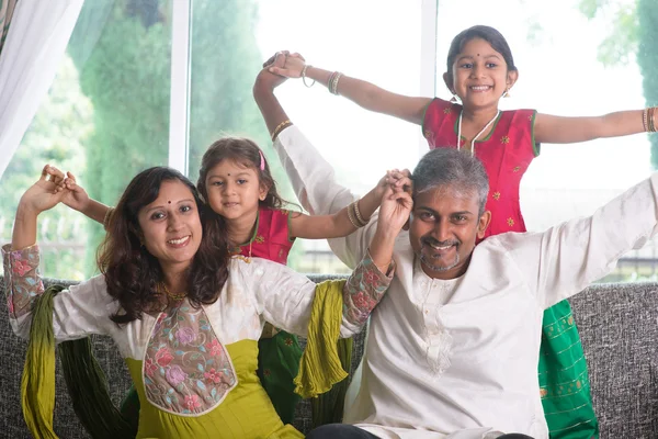 Família indiana feliz em casa — Fotografia de Stock