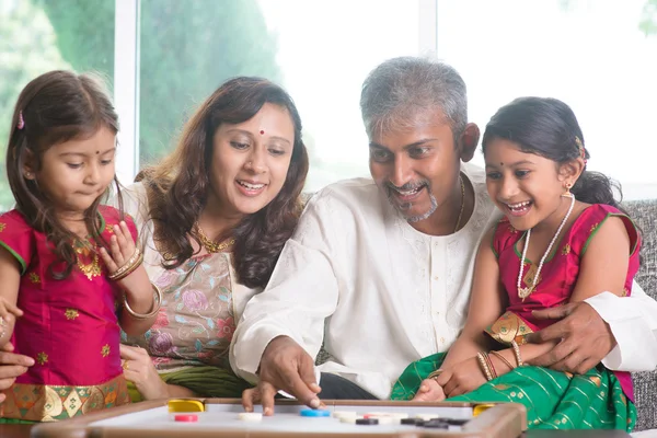 Indická rodina hraje carrom hru — Stock fotografie