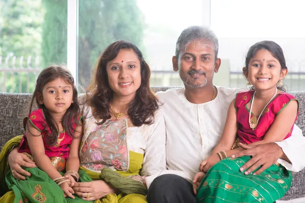 Familia india feliz —  Fotos de Stock