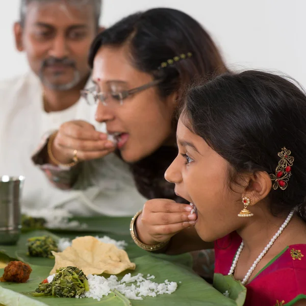 Indiase familie dineren — Stockfoto