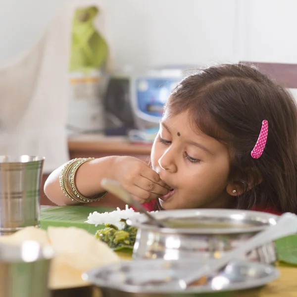 Menina indiana comer arroz — Fotografia de Stock