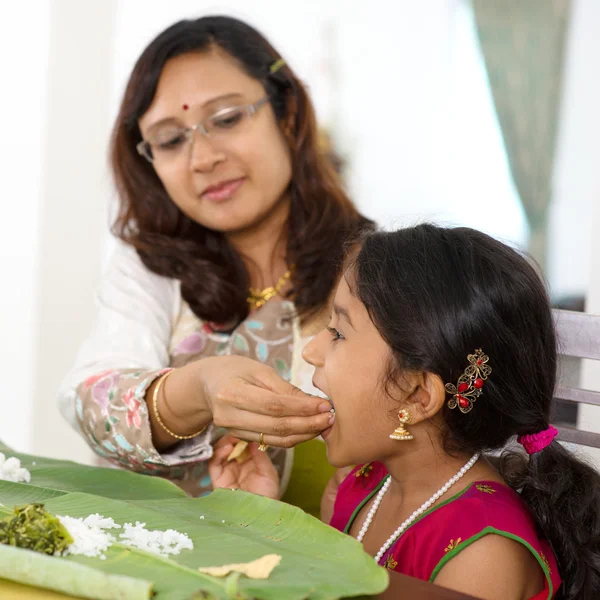 Mutter ernährt Kind — Stockfoto