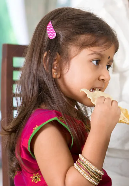 インドの女の子は食べるスナック. — ストック写真
