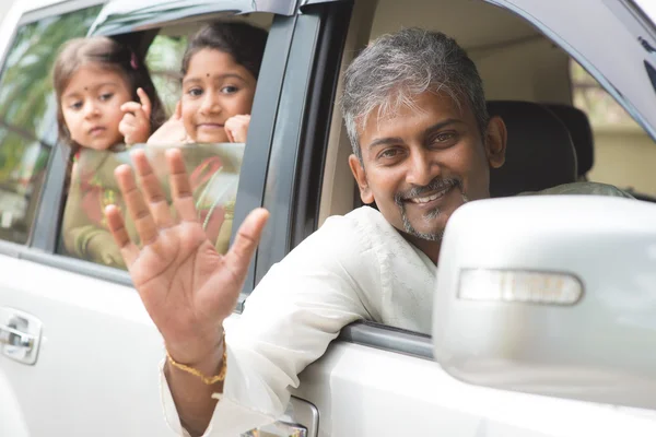 Famiglia indiana agitando le mani in auto — Foto Stock