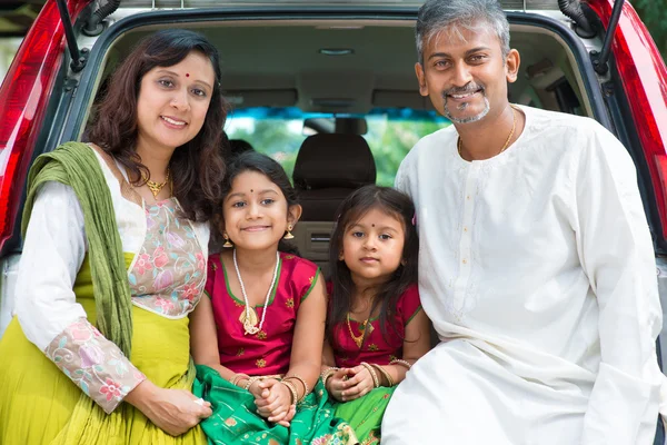 Família indiana sentada no carro . — Fotografia de Stock