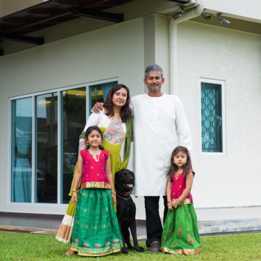 familie met hun nieuwe huis.