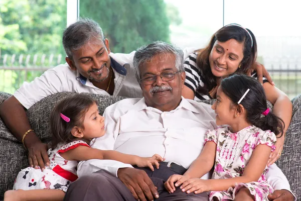 Flera generationer indisk familj — Stock fotografie