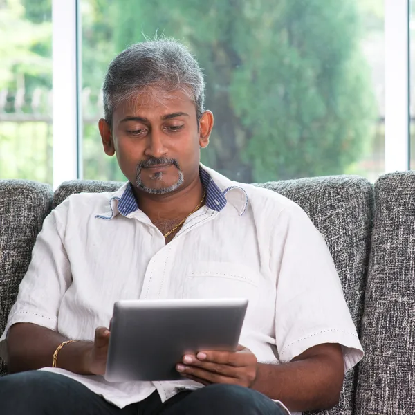 Reading on digital tablet computer — Stock Photo, Image