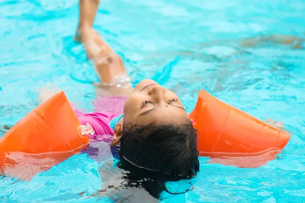 Bambina nuotare — Foto Stock