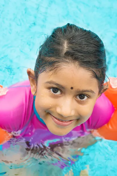 Schwimmen lernen — Stockfoto