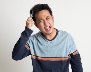 Asyalı adam onun tangled saç tarama 