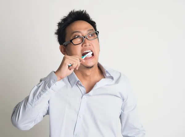 Businessman brushing teeth — Stock Photo, Image