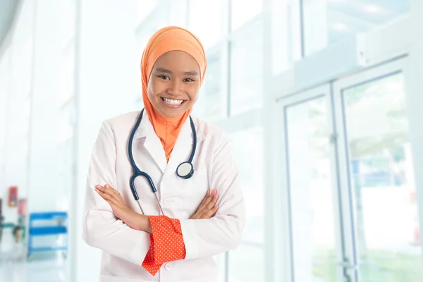 Muslim female doctor in hospital — Stock Photo, Image