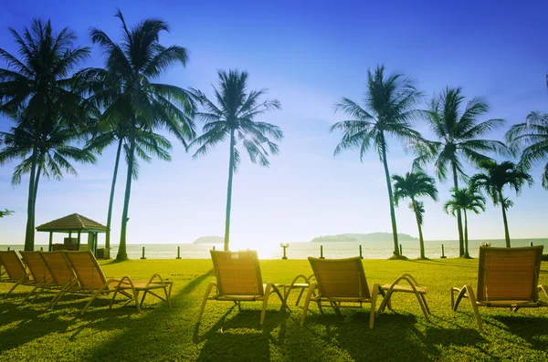 Liegestühle am Strand — Stockfoto