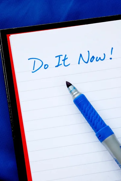 Do It Now conceptos de hacer lista aislado en azul — Foto de Stock