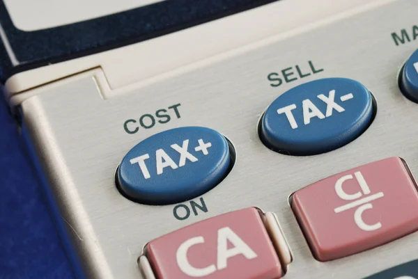 Calcular el impuesto y el costo con una calculadora —  Fotos de Stock