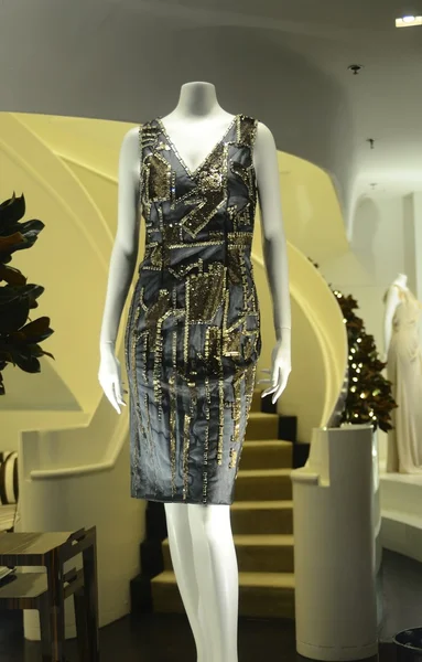 Het venster Eigenschappen voor beeldscherm van een kleding winkel concept van luxe kleding — Stockfoto