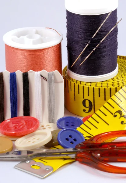 Algunas herramientas de costura como hilos, agujas, botones y tijeras —  Fotos de Stock