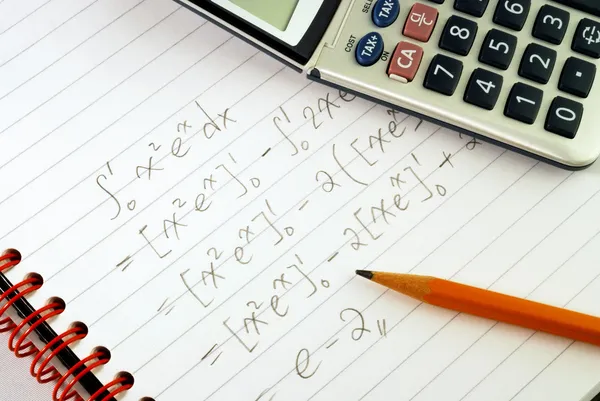 Trabajo sobre una cuestión matemática conceptos de educación y conocimiento — Foto de Stock