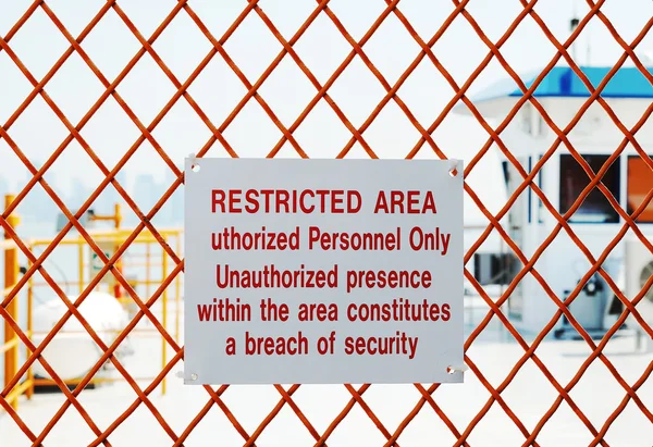 Un panneau de sécurité à l'extérieur d'une zone réglementée Photos De Stock Libres De Droits