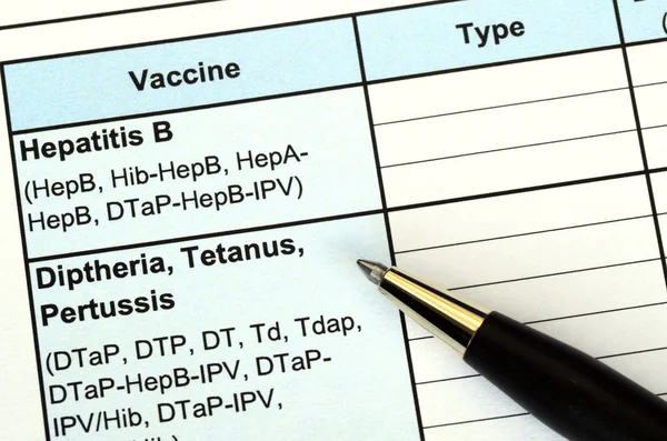 Remplir le registre de vaccination concept de prévention des maladies et d'immunisation — Photo