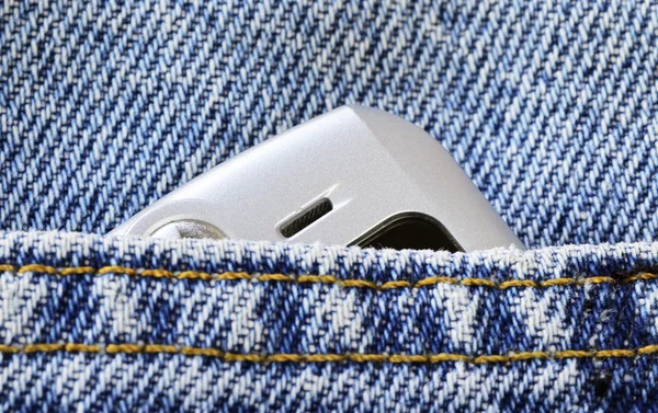 Telefono cellulare nel concetto di tasca jeans di comunicazione e stile Foto Stock