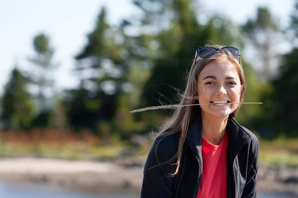 Belle fille avec une oreille dans ses dents sur fond de — Photo