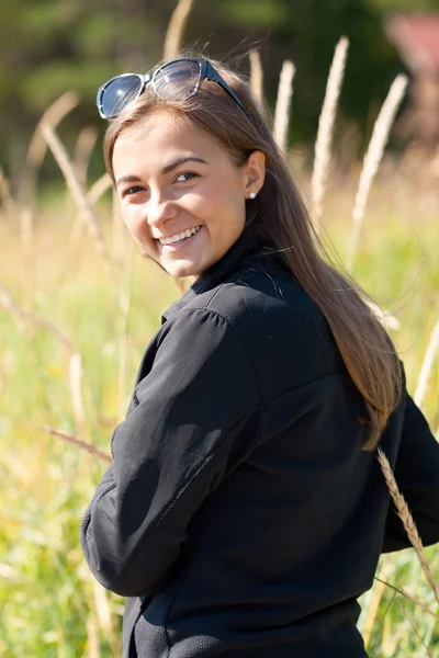 Portrait d'une fille dans les oreilles de lunettes de soleil — Photo