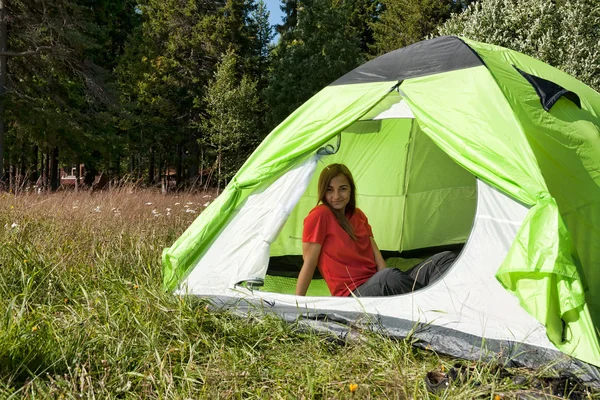 Meisje in een rode jurk in een tent in een forest — Stockfoto