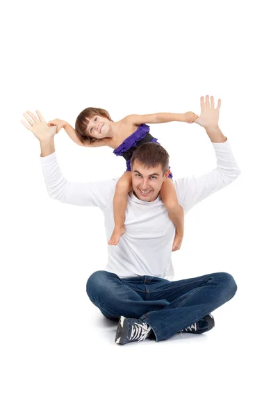 Filha alegre no pescoço com seu pai no estúdio — Fotografia de Stock