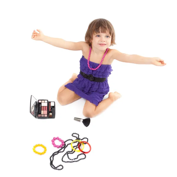 Schattig klein meisje met make-up, kettingen en armbanden is in adul — Stockfoto