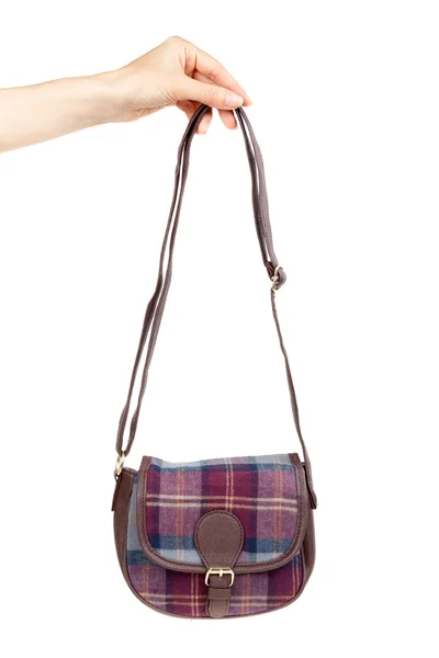 Модная клетчатая сумка в женской руке . — стоковое фото