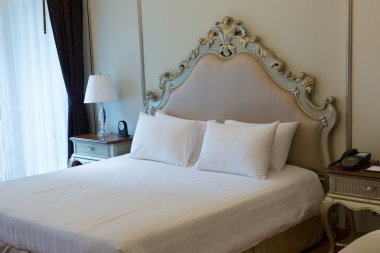 otel odasında Çift Kişilik Yatak
